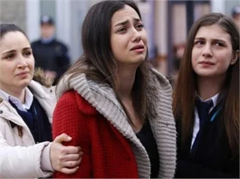 Kırgın Çiçekler dizisine partili final!