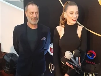 Serenay Sarıkaya'nın ödül mutluluğu!