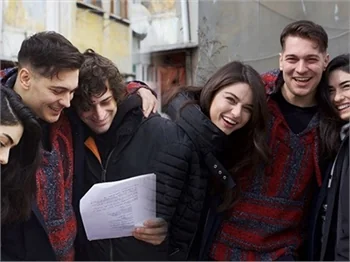 Çağatay Ulusoy'un dizisinden ilk fotoğraf geldi!