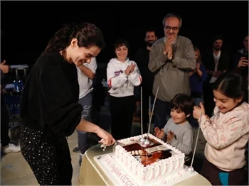 Özge Özpirinçci'ye sette doğum günü sürprizi!