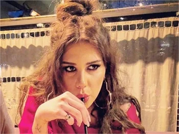 Kısmetse Olur yarışmasıyla adını duyuran Melis'in dudak dudağa pozu olay oldu!