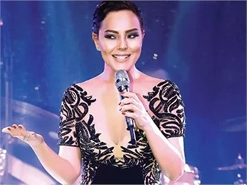 Elbisesini çocuklar için sattı!