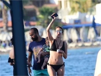 Çiğdem Batur'un iskelede hararetli telefon konuşması