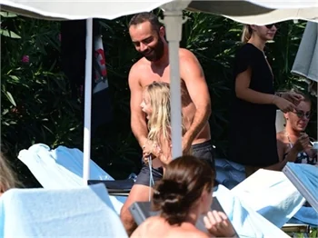 Semih Şentürk ile Umut Oğuz sahilde horon çektiler!