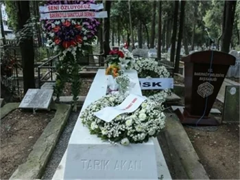 Tarık Akan mezarı başında anıldı!