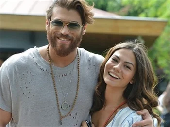 Demet Özdemir, rol arkadaşı Can Yaman'la aşk mı yaşıyor?