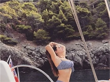 Kelly Brook'tan olay hareket!