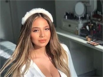 Merve Taşkın'dan kırmızı iç çamaşırlı yeni yıl pozu