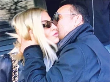 Mustafa Sandal'dan öpücüklü uğurlama!