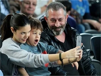 Kemal babası Cem Yılmaz'ı aratmadı!