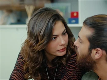 Can Yaman kafaları karıştırdı!