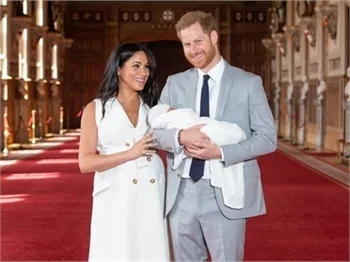 Prens Harry ile Meghan Markle'dan bebekleriyle ilk poz!