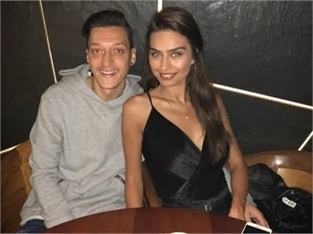Mesut Özil'den Amine Gülşe'ye 1 milyon TL'lik düğün hediyesi!