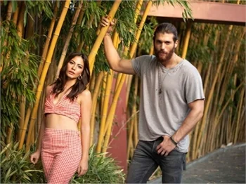 Can Yaman ile Demet Özdemir ayrıldı mı? İşte yaşananların perde arkası...