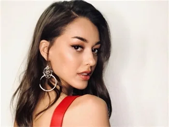 Dilan Çiçek Deniz, Cannes’ı büyüledi!