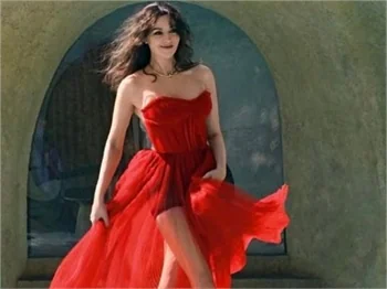 Monica Bellucci gençlere taş çıkarıyor!