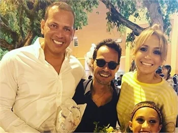 Jennifer Lopez, oğlunun gösterisine nişanlısı ve eski eşiyle birlikte katıldı!
