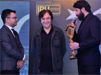 Oyuncu Tolga Yüce'ye Ödülünü Hollywood Yönetmeni verdi!