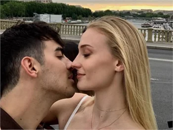 Sophie Turner ve Joe Jonas balayında! Maldivler'den İtalya'ya...
