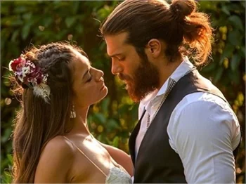Demet Özdemir'den Can Yaman'a: "Seninle göz göze..."