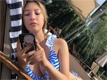 Yasmin Erbil'den havuz başında bikinili selfie!