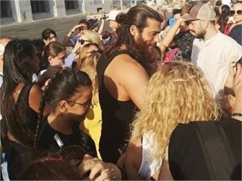 İtalya'da Can Yaman izdihamı!