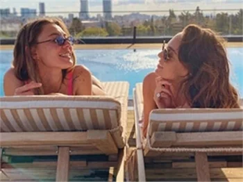 Öykü Karayel ve Ege Kökenli'nin havuz keyfi!