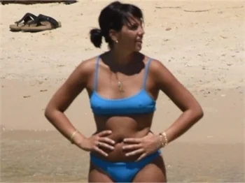 Zehra Çilingiroğlu bikinisinin azizliğine uğradı!
