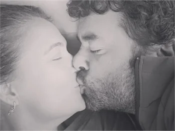 Ceyda Düvenci'den öpücüklü kutlama!