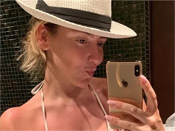 Hadise bikinili paylaşımlara devam ediyor!