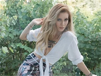 Sinem Kobal yine dekolteli paylaştı!