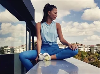 Demet Özdemir mavileri giydi, beğeniler yüzbinleri aştı