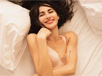 Nesrin Cavadzade yatak pozuyla yanıt verdi!