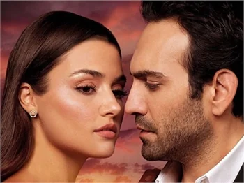 Hande Erçel ile Buğra Gülsoy'u buluşturan Azize'den ilk afiş!