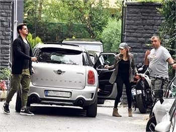 Ünlü oyuncu yeni sevgilisiyle yakalandı!
