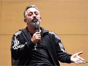 Cem Yılmaz sahnedeyken aklı İstanbul'da kaldı!