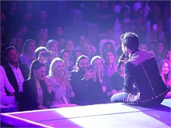 Tarkan eşini böyle utandırdı!