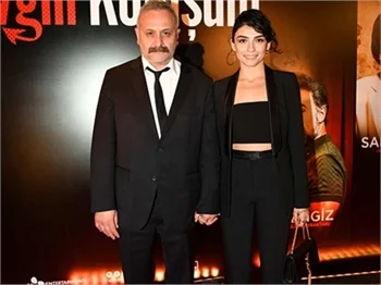 Hazar Ergüçlü ve Onur Ünlü evleniyor!