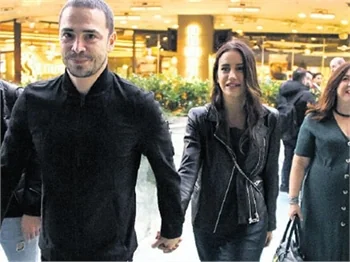 Ahmet Kuran ve sevgilisi el ele!