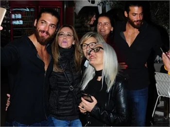 Can Yaman için saatlerce beklediler!
