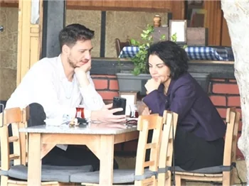 Göksel sevgilisiyle yakalanınca mekanı terk etti!