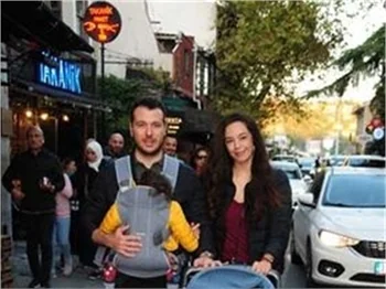 Azra Akın'dan romantik pozlar! "Ne güzel kadınsın!"