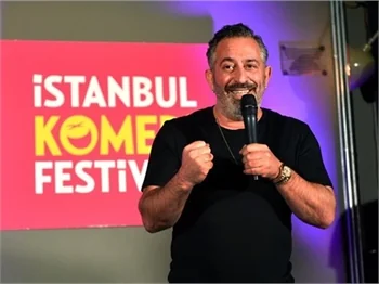 Cem Yılmaz yine kırdı geçirdi!