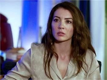 Afili Aşk'ın Ayşe'si Burcu Özberk'ten itiraf : "Eteğimi çekti ve..."