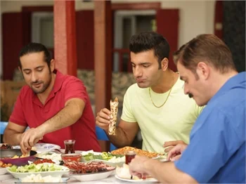 Kalk Gidelim dizisinde her ay 20 kilo lahmacun!