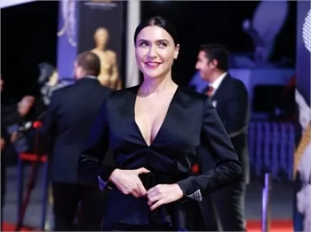 Altın Portakal'da kırmızı halı şıklığı!