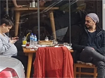 Hazal Kaya ve Ali Atay'ın keyfi yerinde!