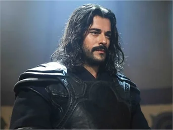 Burak Özçivit'in partner krizi son buldu!