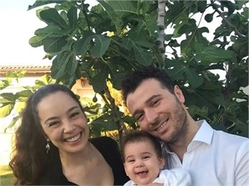 Azra Akın oğlunun ilk adımlarını paylaştı!