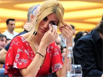 Çağla Şikel canlı yayında gözyaşlarına boğuldu!